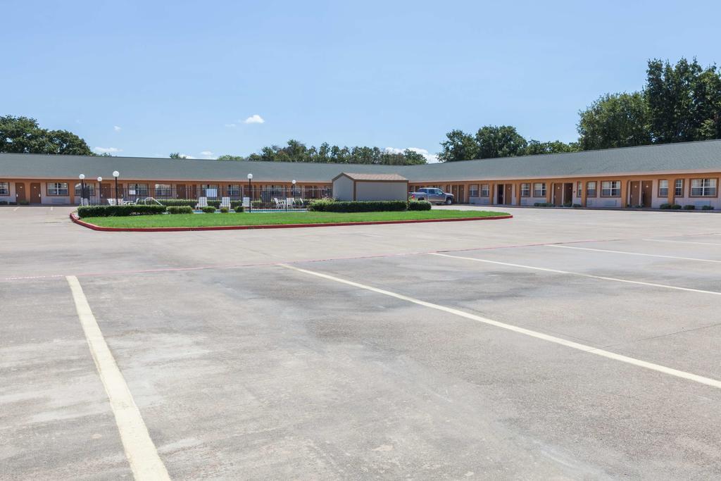 Days Inn Gun Barrel City Exterior foto